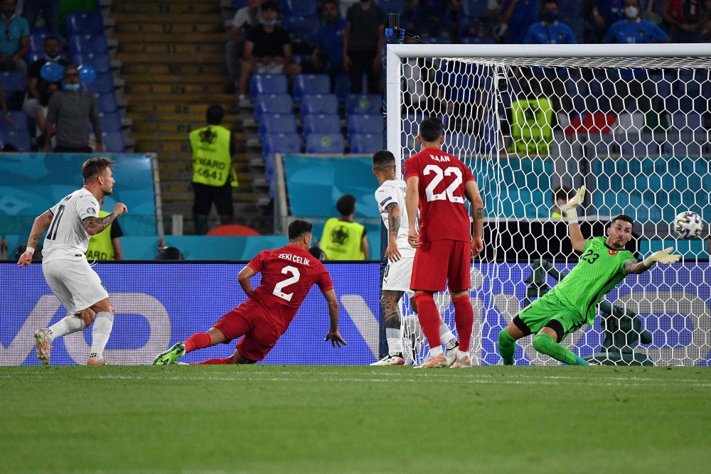 Pemain Italia Ciro Immobile (kiri) mencetak gol selama pertandingan sepak bola Grup A UEFA EURO 2020 antara Turki dan Italia di Stadion Olimpiade di Roma, Jumat (11/06/2021). AFP/AFP/FILIPPO M
